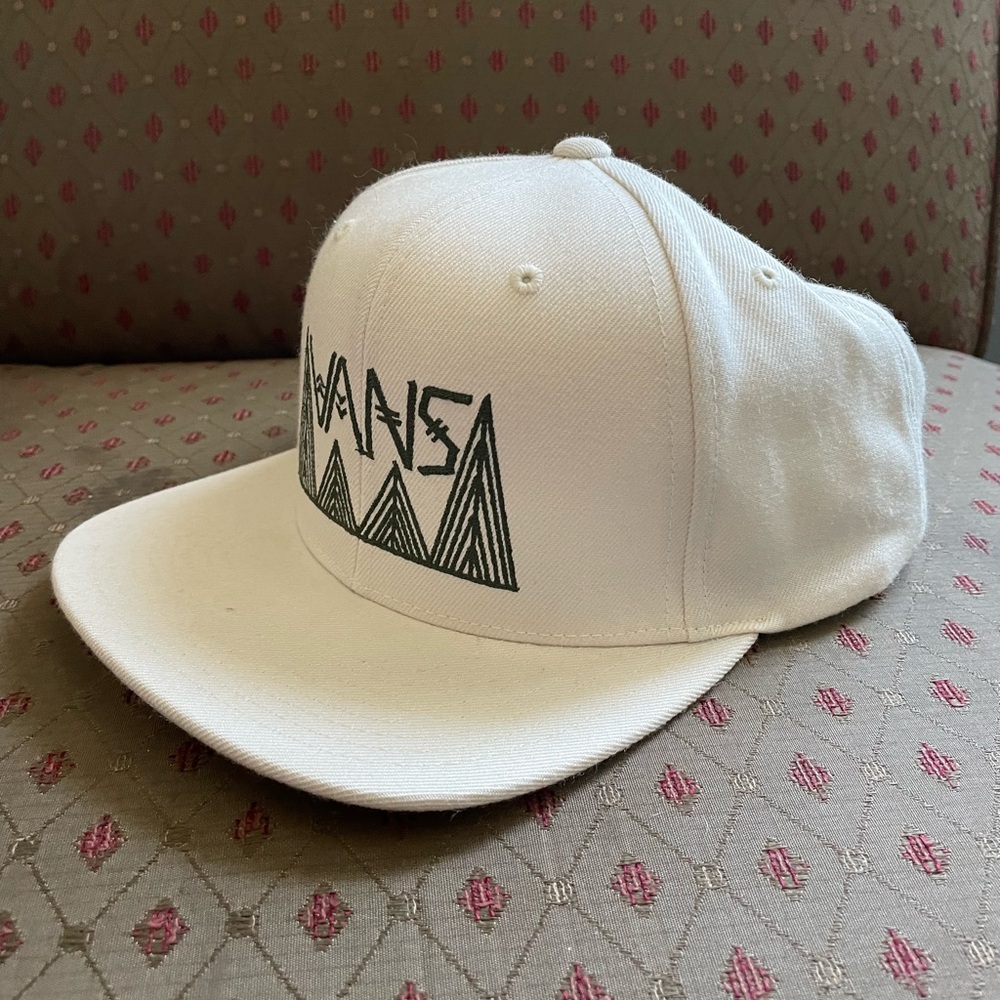 White Vans hat with adjustable size
